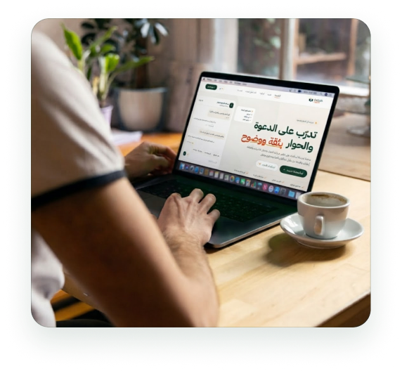 شخص يراجع ملاحظاته على حاسوب محمول في مساحة تعلم هادئة
